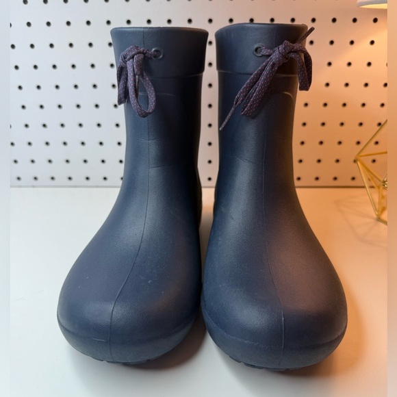 Women’s Crocs Freesail Shorty Rain Boot 203851 in Dark Navy Women's Size 8 - Picture 13 of 16